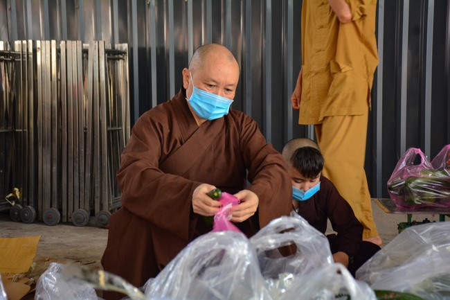 Continuing to support people in need in the Covid-19 pandemic of Hoang Phap Pagoda (series 4)